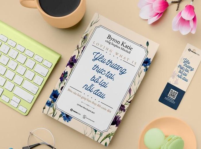 Sách Yêu thương thực tại, bỏ lại nỗi đau. Ảnh: Saigonbooks.