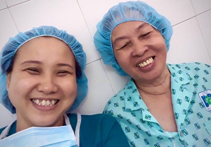 Trở lại bệnh viện công tác, Bạch Tuyết là người bạn thân thiết, truyền năng lượng cho bệnh nhân ung thư. Ảnh: NVCC.