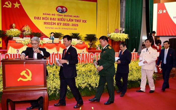 Các đại biểu bỏ phiếu bầu Ban chấp hành Đảng bộ tỉnh Quảng Ngãi khóa XX, nhiệm kỳ 2020-2025. Ảnh: Minh Hoàng. 