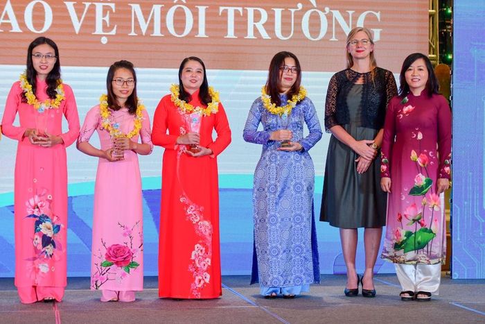  Ngoài sự hưởng ứng tích cực từ phụ nữ toàn quốc, ban tổ chức đánh giá cao sự hỗ trợ của các doanh nghiệp, trong đó có nhãn hàng Sunlight đến từ Unilever Việt Nam. Theo đó, Sunlight là nhà đồng tài trợ cho chương trình khởi nghiệp cấp trung ương, với 2 dự án khởi nghiệp xuất sắc đoạt giải Ứng dụng công nghệ nhằm thích ứng, bảo vệ môi trường là "Xưởng may cho người khuyết tật" của chị Trần Thị Như Hoa (Nghệ An) và "Hợp tác xã rau quả" của chị Đỗ Thị Kinh Dung (Lào Cai). 