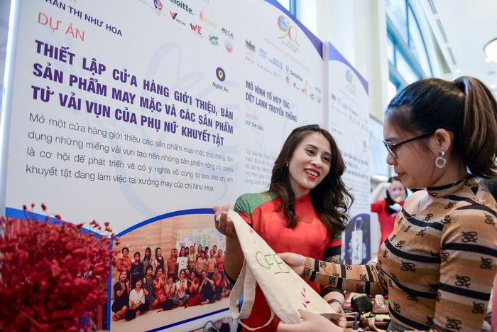  Dự án Xưởng may cho người khuyết tật của chị Trần Thị Như Hoa (đến từ Nghệ An) là một dự án mang nhiều ý nghĩa đến cộng đồng. Chị Hoa là một phụ nữ khuyết tật đơn thân từng không có nghề nghiệp ổn định, sau đó chị bén duyên với nghề may, trong 6 năm vừa làm việc, vừa tích lũy kinh nghiệm, hiện chị có một xưởng thủ công nhỏ (quy mô dưới 10 người), sản xuất các mặt hàng may sẵn và phát triển thêm các sản phẩm bằng vải vụn với lực lượng lao động là chị em khuyết tật. 