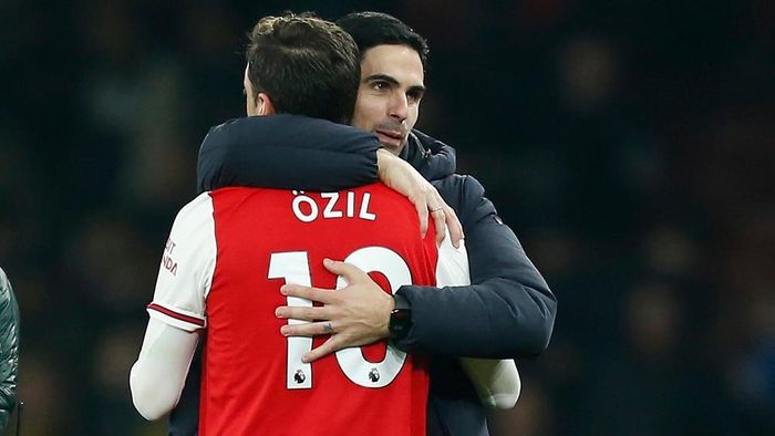 HLV Mikel Arteta thừa nhận ông đau đớn khi gạt Ozil khỏi danh sách đăng ký. Dù vậy, chiến lược gia Tây Ban Nha gọi đó là quyết định tỉnh táo và công bằng. "Tôi cố gắng nhìn thẳng ánh mắt vào tất cả cầu thủ ở Arsenal. Với Ozil, tôi thoải mái vì quyết định của mình. Từ khi đến Arsenal, tôi luôn là người thẳng thắn", HLV Arteta khẳng định.