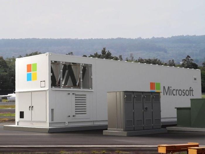 Trung tâm dữ liệu giống như container vận chuyển, với logo của Microsoft. Ảnh: Businessinsider