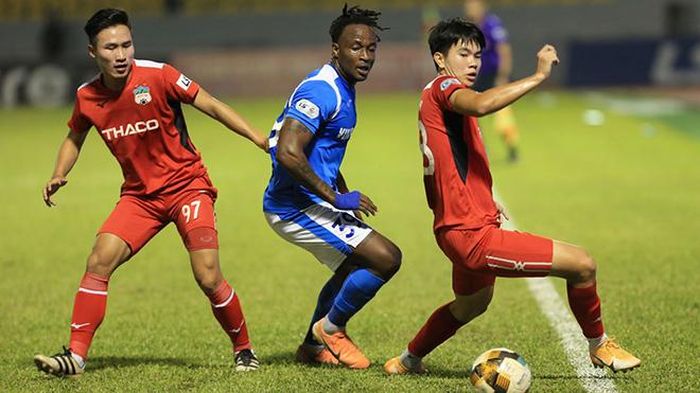 HAGL (đỏ) chỉ biết thua và thua ở giai đoạn 2 V-League 2020. Ảnh: VPF