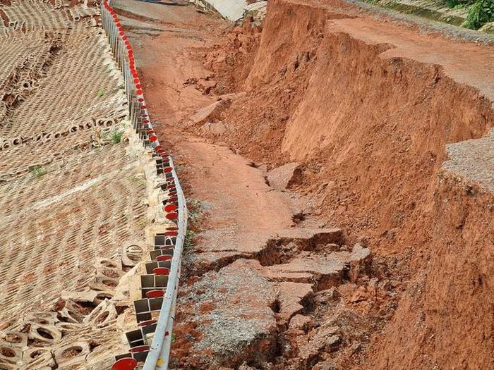 Mặt đường sụp xuống hơn 1m