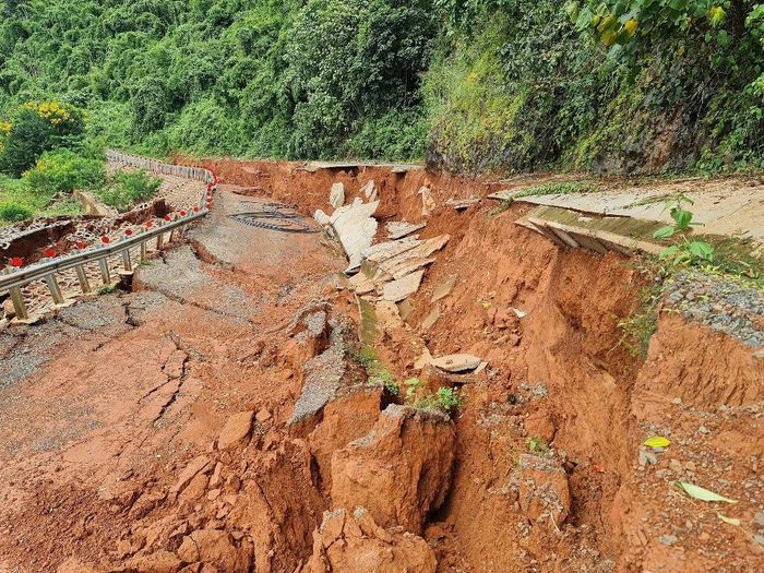 Mái taluy âm và mặt đường bị sụp xuống sâu