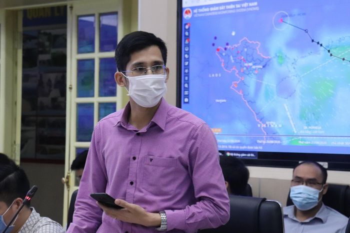 Ông Trần Quang Năng báo cáo về tình hình thiên tai tại một cuộc họp của Ban chỉ đạo Trung ương về phòng chống thiên tai