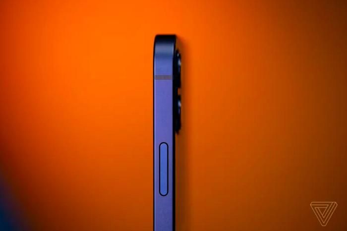 Viền iPhone 12 và phiên bản mini cấu thành từ nhôm, phong cách nhám. iPhone 12 Pro và iPhone 12 Pro Max trong khi đó có khung viền làm từ thép không gỉ.