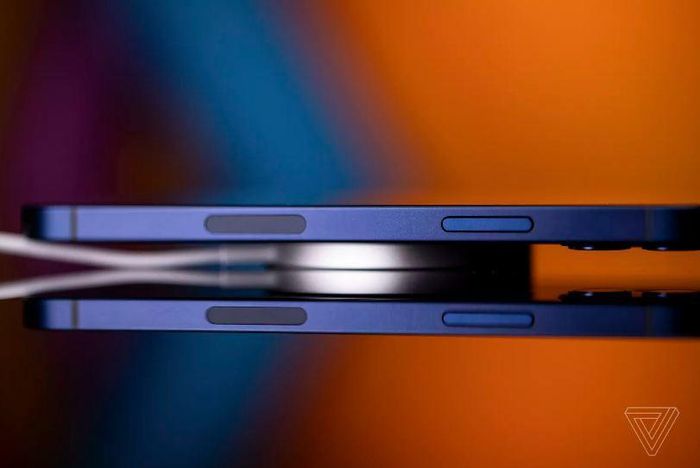 Trong tất cả những thay đổi mới mẻ trên iPhone 12, có lẽ MagSafe là thú vị nhất. Bộ sạc không dây nhỏ gọn cho phép người dùng sạc điện thoại lên đến 40% trong một giờ đồng hồ.