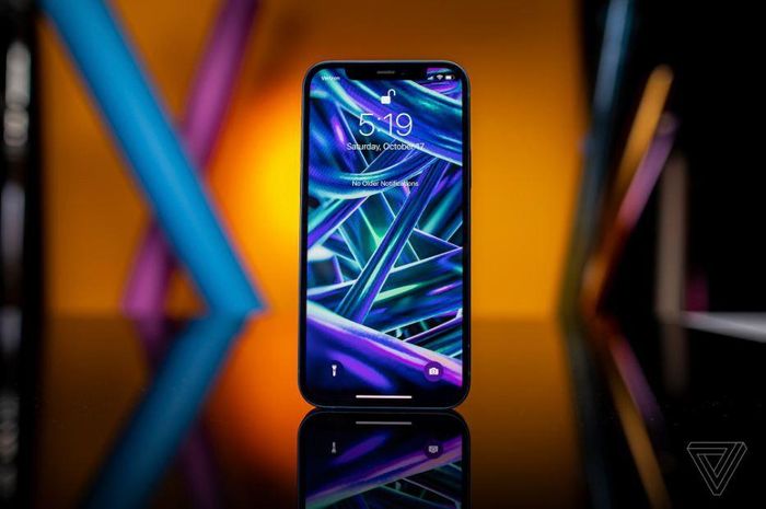 Năm nay, thế hệ iPhone mới sở hữu màn hình 6,1 inch vân có ''tai thỏ'', tuy nhiên được nâng cấp lên OLED thay vì màn hình LCD như thiết bị tiền nhiệm. Đặc biệt mặt kính là một sản phẩm lai giữa thủy tinh và gốmđược gọi là ''Ceramic Shield'', sử dụng các tinh thể gốm bên trong kính để cải thiện khả năng chống rơi so với iPhone 11.