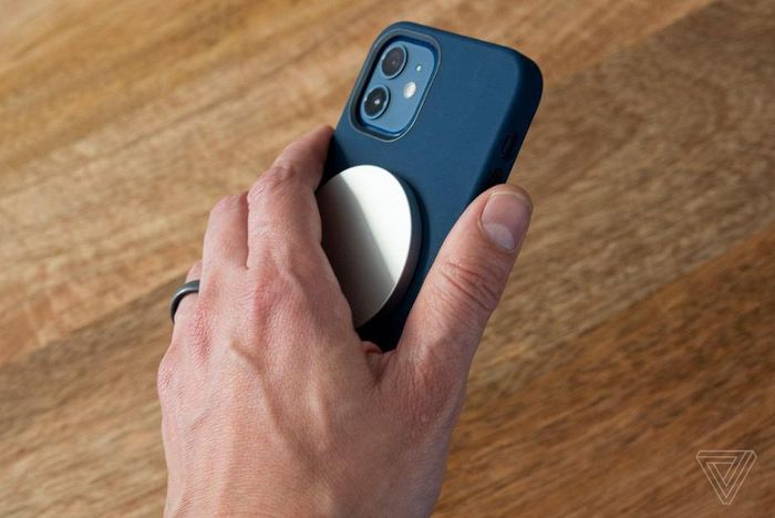 Miếng dán của Apple mỏng và nhẹ và gắn vào đủ chắc chắn để bạn có thể cầm điện thoại lên và sử dụng mà không bị ngắt kết nối.