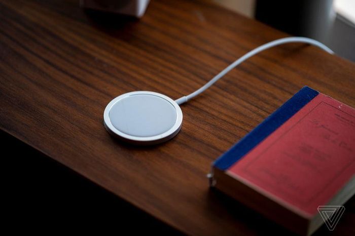 Tuy nhiên MagSafe không đi kèm iPhone 12 mà được Apple bán rời với giá khởi điểm là 19 USD.