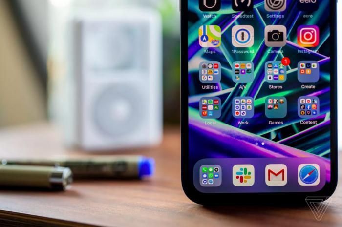 iPhone 12 có màn hình OLED. So với màn hình LCD, màn hình này có khả năng hiển thị màu sắc rực rỡ kèm độ tương phản cao hơn với màu đen đen hơn và màu trắng trắng hơn.