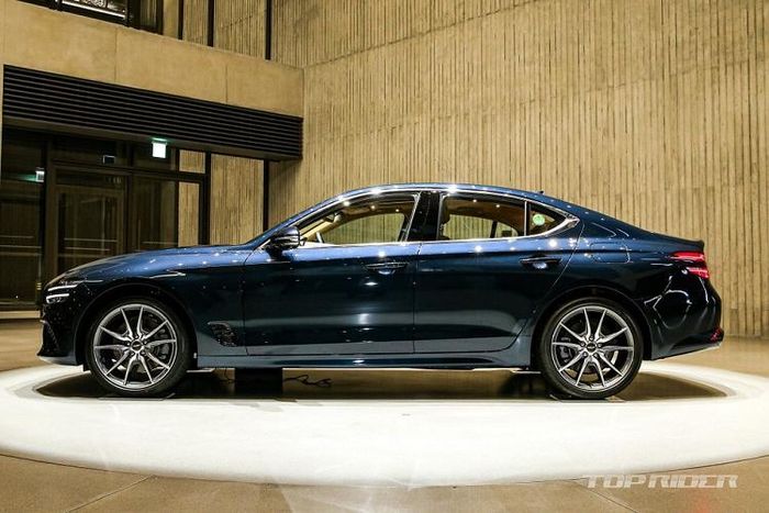 Như đã đưa tin, ở phiên bản 2021, mẫu xe sang Genesis G70 sở hữu ngoại hình hoàn toàn mới , nổi bật là cụm đèn pha với tạo hình 4 dải đèn nằm ngang mang tên "Quad Lamps", tương tự 2 người anh em G80 và G90.