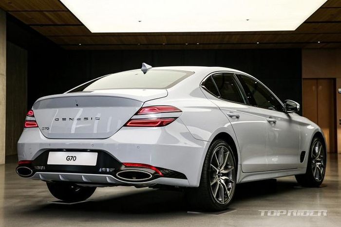 Tương tự đầu xe, phần đuôi xe của Genesis G70 2021 cũng được cải tiến đáng kể với cụm đèn hậu có thiết kế "Quad Lamps" giống đèn pha. Thiết kế này vốn lấy cảm hứng từ đôi cánh sải rộng trên logo của thương hiệu Genesis. Thêm nữa là bộ khuếch tán gió được sơn trùng màu thân xe và đầu ống xả hình bầu dục.