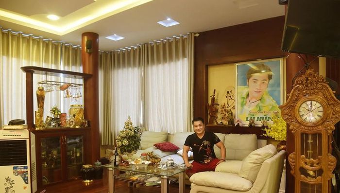  Lý Hùng cho biết anh xây nhà vì muốn ba mẹ có chỗ ở thoáng mát, yên tĩnh. Nhìn ba mẹ khỏe mạnh hơn khi chuyển về tổ ấm mới, anh hạnh phúc vô cùng. Ảnh: Vietnamnet.