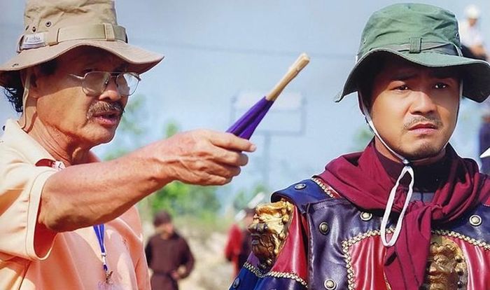 Lý Huỳnh đang chỉ đạo diễn xuất cho Lý Hùng 