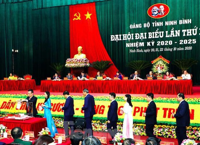 Các đại biểu bầu nhân sự tại đại hội Đảng Bộ tỉnh Ninh Nình - Ảnh: Hoàng Long