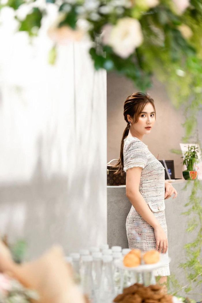 Xuất hiện tại sự kiện, Huyền Lizzie vô cùng trẻ trung.