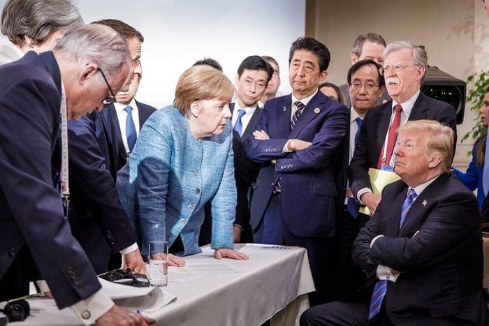 Tổng thống Donald Trump (bên phải) đối thoại với Thủ tướng Angela Merkel cùng các nhà lãnh đạo G7 khác. Ảnh: AFP