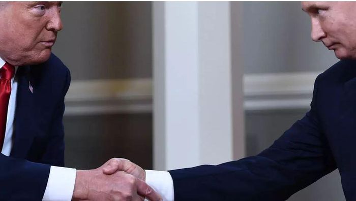 Tổng thống Donald Trump bắt tay người đồng cấp Nga Vladimir Putin tại hội nghị thượng đỉnh Helsinki tháng 7/2018. Ảnh: AFP
