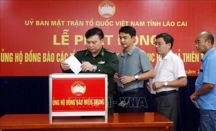 Các đại biểu ủng hộ đồng bào các tỉnh miền Trung bị ảnh hưởng bởi thiên tai, lũ lụt. Ảnh: Quốc Khánh/TTXVN