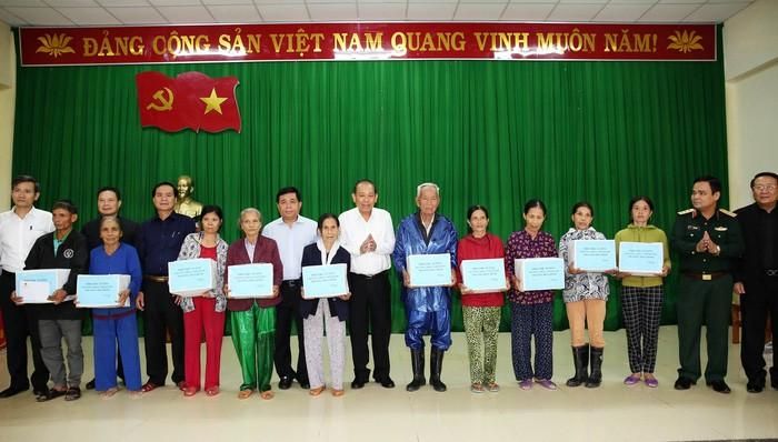 Phó Thủ tướng Trương Hòa Bình tặng quà cho nhân dân xã Hải Định, huyện Hải Lăng. Ảnh: VGP/Lê Sơn