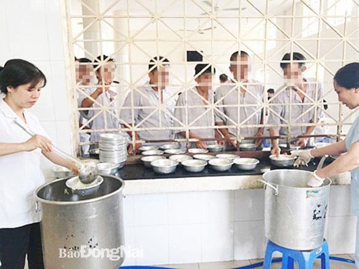 Quan tâm chăm sóc sức khỏe tâm thần từ sớm sẽ giúp ngăn ngừa bệnh lý về sức khỏe tâm thần diễn tiến nặng Trong ảnh: Các bệnh nhân của Bệnh viện Tâm thần trung ương 2 nhận các suất ăn trưa. Ảnh: Phương Liễu