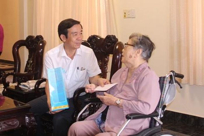 Ông Nguyễn Thế Sinh trao quà, ân cần thăm hỏi chiến sĩ Trịnh Thị Tuyết Lan.