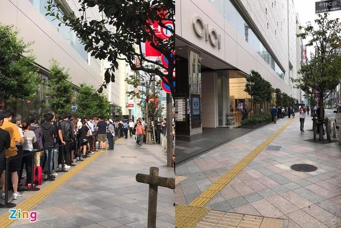 Hàng dài chờ mua iPhone 11 năm ngoái (trái) và cảnh tượng ngày mở bán iPhone 12 (phải) tại một Apple Store ở Shinjuku City, nơi được mệnh danh là "sân chơi giới trẻ" của Tokyo.