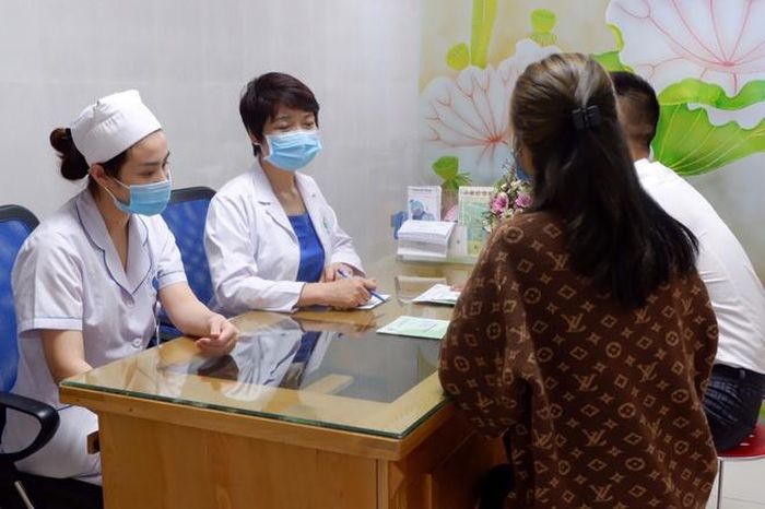  Bác sĩ Nga thăm khám cho bệnh nhân tại khoa Hỗ trợ sinh sản và Nam học. Ảnh: Quốc Toàn. 