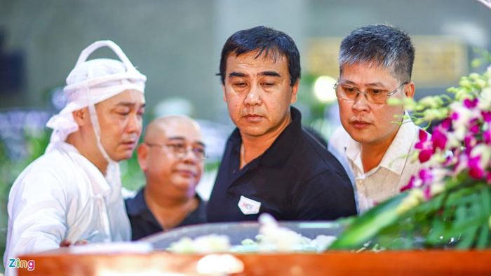  Phước Sang cùng Quyền Linh, Lê Tuấn Anh trong dòng người đến viếng. Phước Sang gọi NSND Lý Huỳnh là sư phụ. Theo anh, ông ra đi để lại niềm thương tiếc với các thế hệ đàn em, con cháu. Đối với anh, NSND Lý Huỳnh là nhà tiên phong, dám nghĩ dám làm trong điện ảnh Việt. 