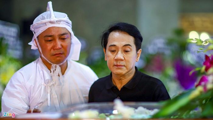  Nam nghệ sĩ lặng lẽ nhìn NSND Lý Huỳnh lần cuối, chia sẻ sự mất mát với Lý Hùng và gia đình. 