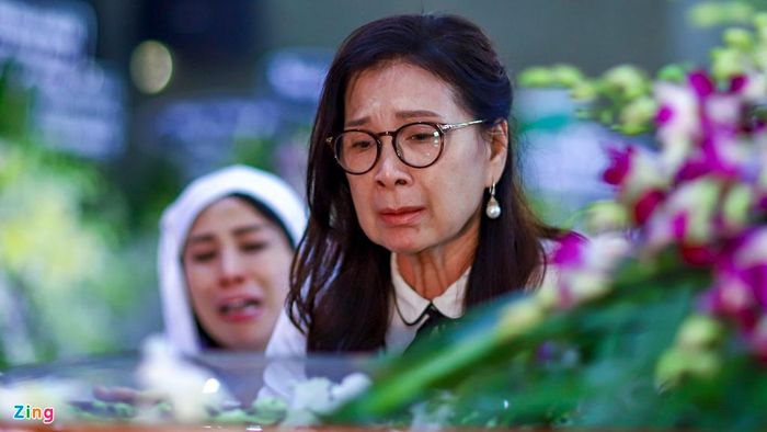  NSND Kim Xuân nghẹn ngào bên linh cữu cố nghệ sĩ. Bà nói: "Vẫn biết sinh lão bệnh tử là quy luật nhưng nghe chú ra đi, tôi vẫn bàng hoàng. Chú là người tốt, bậc tiền bối đáng kính trọng". 