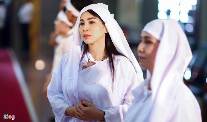  Trong tang lễ, Lý Hùng, Lý Hương cùng các anh chị em túc trực bên linh cữu cha. Thỉnh thoảng, nữ diễn viên bật khóc nức nở khi gặp lại bạn bè, đồng nghiệp thân thiết. Ba tháng trước, chị bị kẹt ở Mỹ vì dịch bệnh nhưng chị đã kịp về nước, chăm sóc cha những ngày cuối đời. 