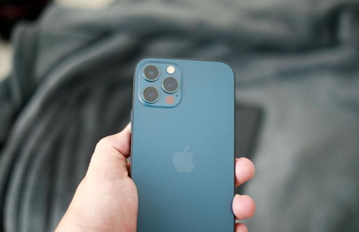  Trong khi đó, mặt lưng của thiết bị dùng chất liệu kính được làm dạng mờ như trên iPhone 11 Pro. Chất liệu này mang đến cảm giác cầm thích tay, không bị bám mồ hôi, vân tay nhiều trong khi dùng. 