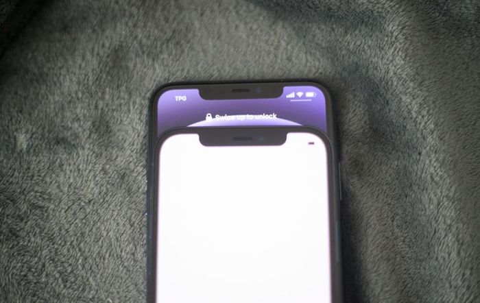  Phần notch của máy khá to do chứa camera selfie và hệ thống FaceID. 
