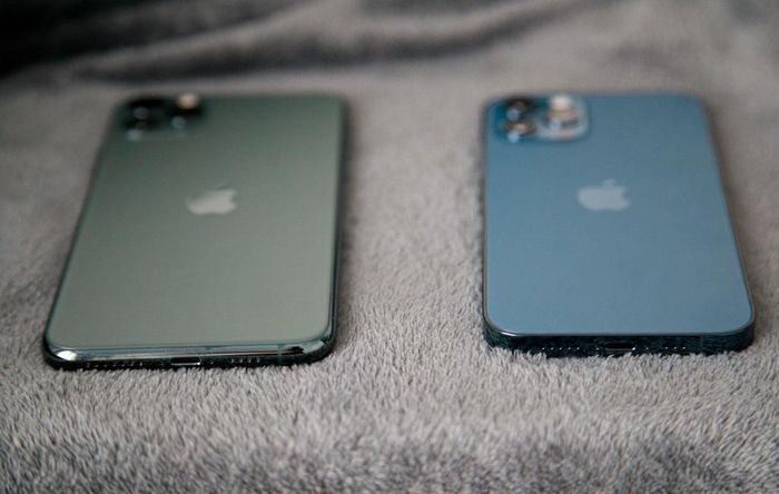 Máy có khung viền được làm vuông vức giống như iPhone 5 thay vì cong như thế hệ trước. Cảm giác cầm nằm khá dễ chịu. Phần khung viền này được làm bằng thép không gỉ, dạng bóng nên dễ bám bẩn và trơn. 