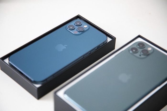  iPhone 12 Pro có 4 phiên bản màu sắc gồm vàng, bạc, xám và xanh dương. Trong đó, màu xanh dương mới được nhiều người dùng ưa chuộng. 