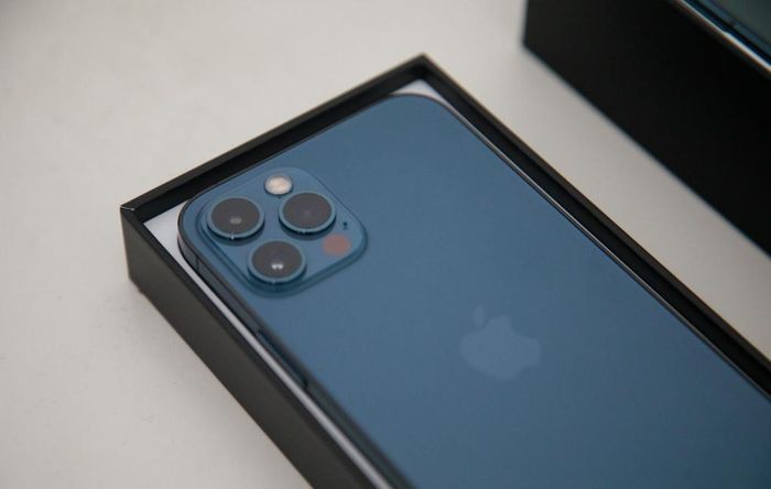  Giới kinh doanh cho biết iPhone 12 Pro sẽ được xách tay về Việt Nam vào ngày 24/10. Trong khi đó, hàng chính hãng sẽ lên kệ Việt Nam từ ngày 1/12. 