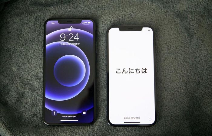  Ở mặt trước, iPhone 12 Pro có màn hình OLED 6,1 inch Super Retina XDR. Dù kích thước màn hình lớn hơn, tổng thể iPhone 12 Pro không khác biệt nhiều so với iPhone 11 Pro do viền màn hình được làm mỏng lại. 