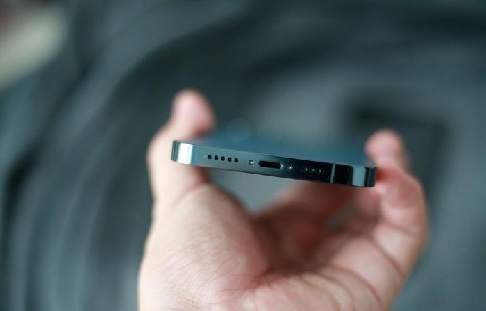  Phía dưới máy vẫn là loa ngoài và cổng sạc Lightning. 