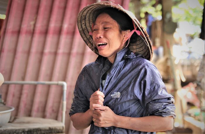  Chị Tâm khóc nghẹn khi toàn bộ tài sản và con bò được hỗ trợ cũng bị lũ cuốn trôi. Ảnh: Phạm Trường. 