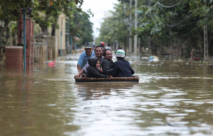  Hàng trăm hộ dân ở xã Tân Ninh, huyện Quảng Ninh vẫn ngập trong nước. Ảnh: Phạm Trường. 