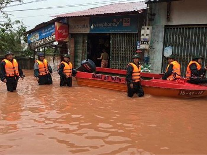 Quảng Bình huy động lực lượng tiếp cận các vùng trọng điểm ngập lụt để cứu giúp người dân - Ảnh: VGP/Lưu Hương