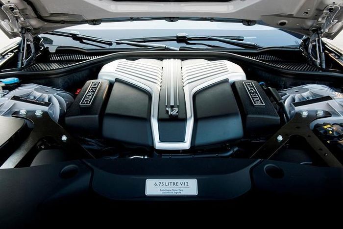 Rolls-Royce Ghost 2021 mới mang một điểm khác biệt quan trọng so với thế hệ trước. Thay vì bộ khung vỏ bằng thép cũ kỹ, Rolls-Royce đã chuyển sang cấu trúc bằng nhôm. Điều này không những giúp giảm tổng trọng lượng, mà khi kết hợp với những điểm cải tiến khác như lấy đầy vách ngăn, nóc, cốp, và sàn với hơn 90 kg vật liệu cách âm, chiếc Ghost mới gần như yên tĩnh tuyệt đối ở bên trong. Tuy nhiên chính đội ngũ kỹ sư Rolls-Royce cũng không thể ngờ rằng sự yên tĩnh này đã khiến những người thử nghiệm ban đầu bị say xe đến buồn nôn.