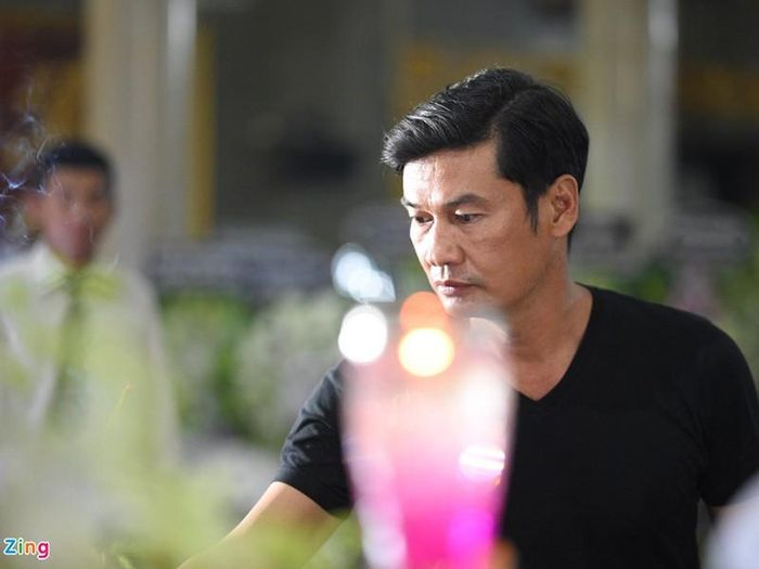 Diễn viên Tiết Cương lặng người trong lễ viếng NSND Lý Huỳnh. Anh chia sẻ rằng cố nghệ sĩ là cây đa, cây đề của điện ảnh Việt Nam. Lễ đưa tang nghệ sĩ Lý Huỳnh sẽ diễn ra vào sáng ngày 24/10. Ảnh: Zing