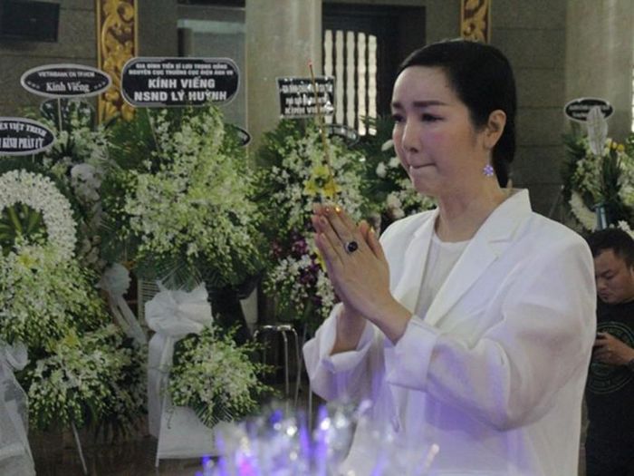 Giáng My cũng đến sớm viếng NSND Lý Huỳnh. Ảnh: Tiền Phong