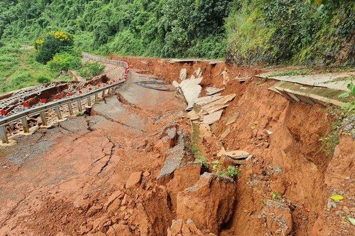 Tuyến đường bị sụt lún như vừa trải qua động đất