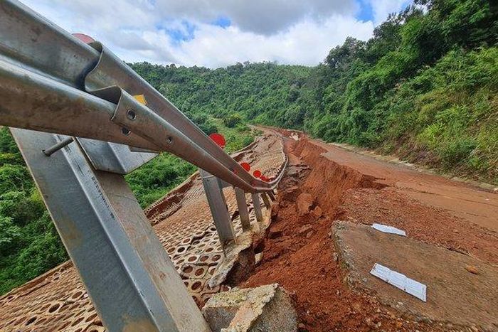 Đại diện đơn vị thi công cho rằng, đường sạt lở do gặp nước ngầm